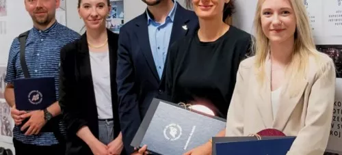 STUDENCI ARCHITEKTURY WNĘTRZ PROJEKTUJĄ SZKLANE ELEMENTY WYSTAWIENNICZE!