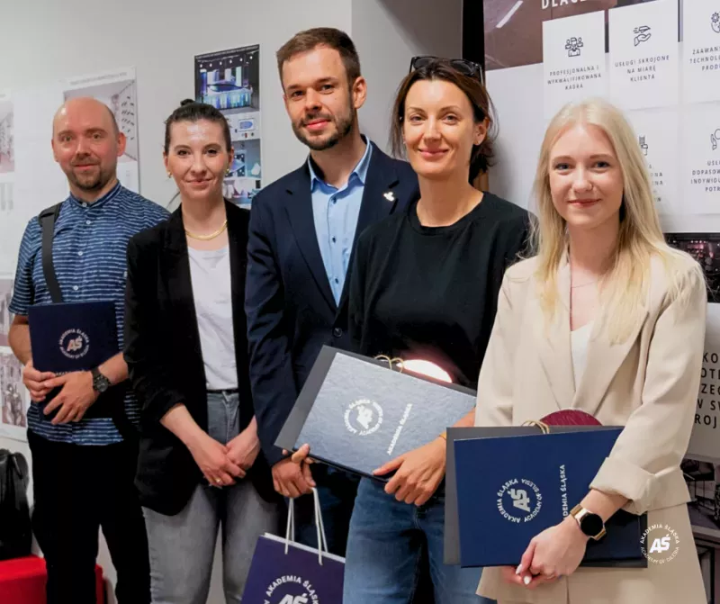 STUDENCI ARCHITEKTURY WNĘTRZ PROJEKTUJĄ SZKLANE ELEMENTY WYSTAWIENNICZE!